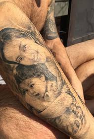 Immagine del tatuaggio del ritratto del braccio della moglie e della figlia