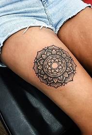 Mandala-tatuointikuvio naisen isovarteen