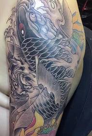 Prajna et calmar avec l'image de tatouage à gros bras