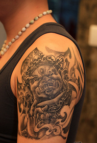 Tattoo i zi i madh me të zeza dhe të bardha