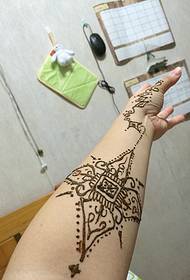 팔 헤나 문신 사진은 매우 아름답습니다