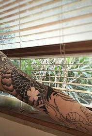 Gambar tato naga hitam dan putih jahat di jendela sangat tampan