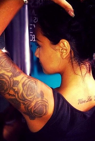 vajzë krah modeli i tatuazhit të zi me trëndafila të zezë