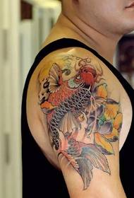 mooie kleur inktvis grote arm tattoo foto