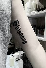 bras de la fille à l'intérieur du mot anglais simple tatouage