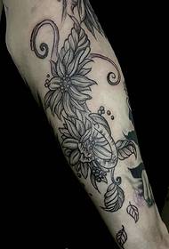 rankos gėlių tatuiruotė nuotrauka graži gamta