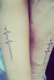 jauna šalis rankos EKG pora tatuiruotė tatuiruotė