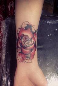 модна девојка зглоб цвет тетоважа тетоважа е многу убава
