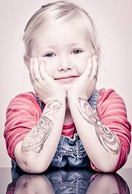 Tatuaggio europeo di personalità di totem del braccio della bambina carina