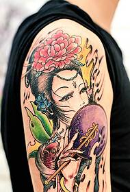 Un mare model de tatuaj de flori rafinat