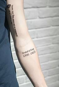 eenvoudige maar niet eenvoudige Engelse tatoeage aan de binnenkant van de arm