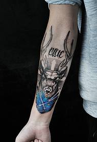 tatuaggio testa di cervo creativo sul braccio