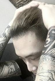 bella foto di tatuaggi di carne con doppio braccio