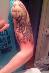 tato skull mangatsiaka amin'ny sandriny lehibe