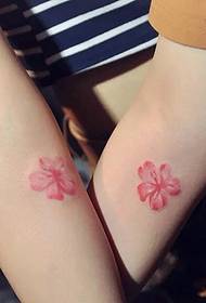 tatuaje de bonita pequena flor fresca de boneca de moda