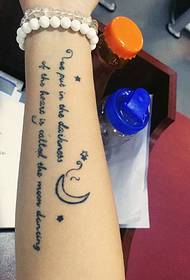 le foto di tatuaggi inglesi freschi con braccio femminile sono molto alla moda