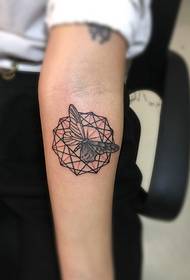 piccolo tatuaggio a farfalla sul braccio L'immagine è carina e impressionante