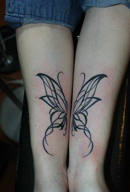prostitutės rankos skaidrus ir gražus totemo drugelio tatuiruotės modelis