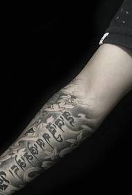 braccio tatuaggio fiore nero grigio sanscrito tatuaggio molto personalità