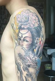 wykwintny typowy tatuaż tradycyjny tatuaż na ramię