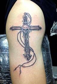 ຮູບແບບ tattoo ຂ້າມ skull ແຂນ