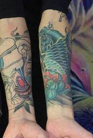 susiuvama rankos spalvos tatuiruotė tatuiruotė
