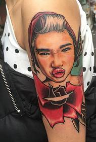 braccio sbalorditivo invincibile vendendo tatuaggio ritratto di uomo carino