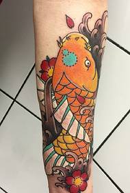 arm veldig vakker tatovering med rød blekksprut