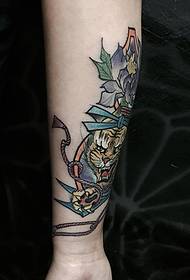 krah i egër me tatuazh tigër me ngjyra model
