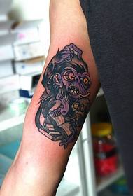 besoaren barruan ezkutatutako animalia tatuaje txikia