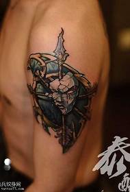 arm gebrachte Mask Tattoo Muster 16573-Aarm schwaarz a wäiss Tattoo Bild ass Angscht