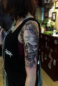 dívka rameno černé a bílé tetování tetování tetování