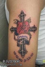 model de tatuaj cruce brat trandafir