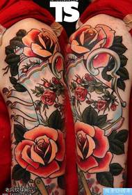 Wzór tatuażu kwiat ramię