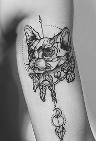 foto di tatuaggio testa di animale carino bianco e nero all'interno del braccio