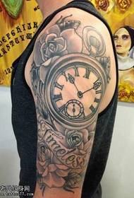 brazo muy realista reloj de bolsillo tatuaje patrón