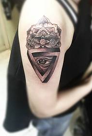 occhio e geometria insieme all'immagine del tatuaggio del braccio