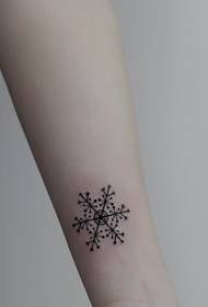 bras petit tatouage de flocon de neige frais et beau petit