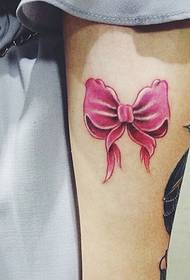 Татуировка с розовым бантом