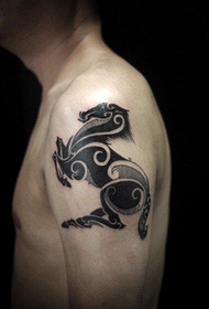 braço típico totem cavalo tatuagem padrão