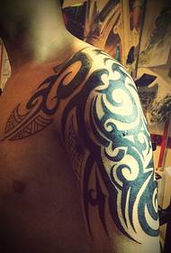 klasyczny stary tradycyjny tatuaż tatuaż na ramieniu
