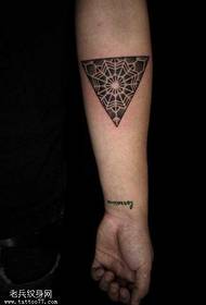 modello del tatuaggio del triangolo del totem di puntura squisita di armi