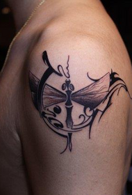 腕のユニークな蝶のタトゥーパターン