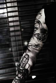 nadaje się do czarno-białych zdjęć tatuażu na ramieniu młodych ludzi