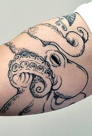 eng dominéierend Kraken Tattoo fir Männerarm