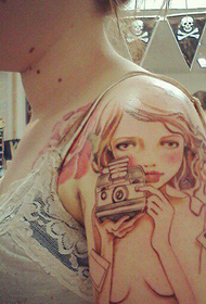 tatŵ merch ffotograffiaeth braich Audrey Kawasaki
