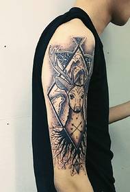 чоловіча рука геометрія татуювання на голові оленя дуже красива