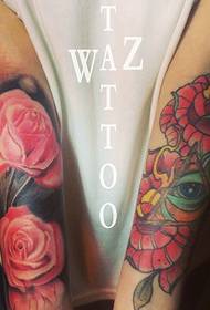 L'immagine del tatuaggio a doppio braccio rende le persone intente