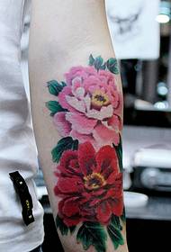 手臂外的鮮豔的花朵紋身圖案