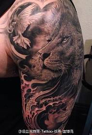 Lauvas karaļa stila tetovējums